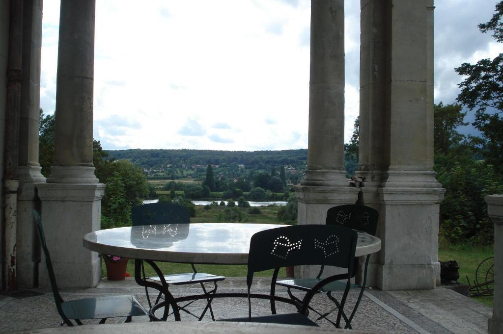 Chateau De La Madeleine Bed & Breakfast Pressagny l'Orgueilleux Exterior photo