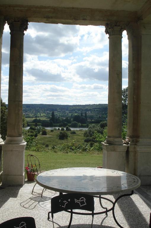 Chateau De La Madeleine Bed & Breakfast Pressagny l'Orgueilleux Exterior photo